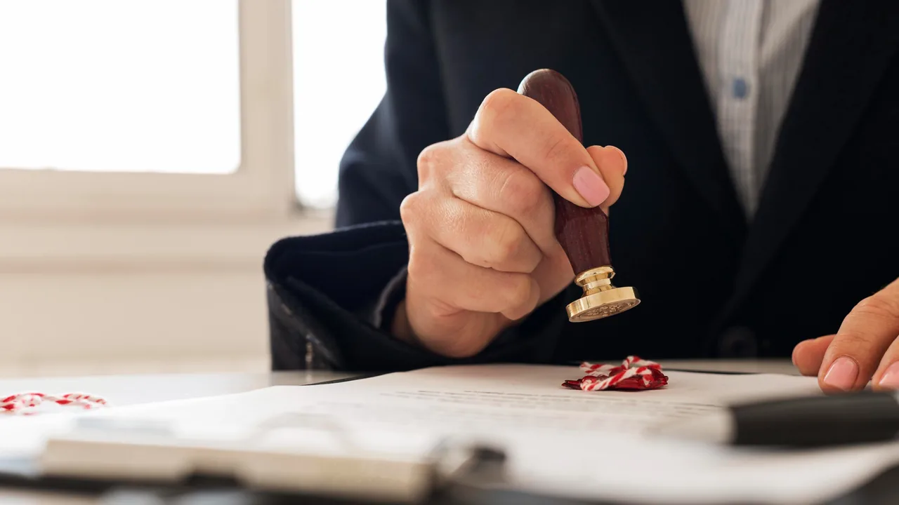 Apostille van de Nederlandse rechtbank op een officieel document