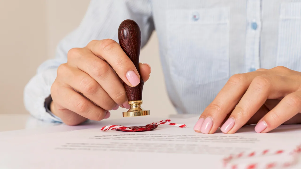 Beëdigd vertaler bezegelt een officieel document voor Monaco