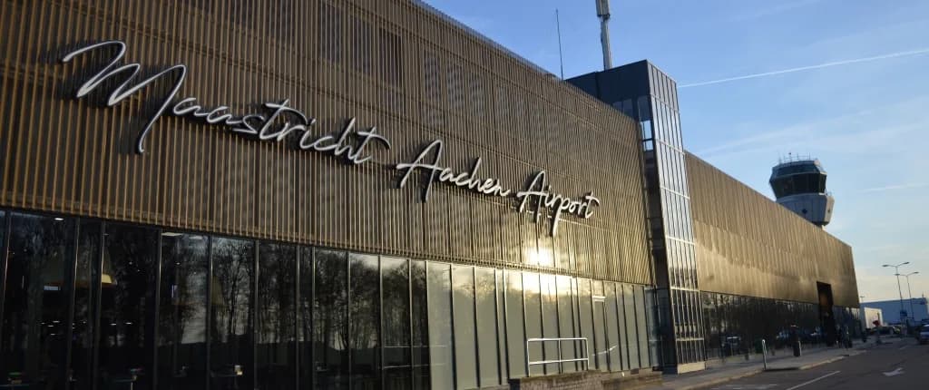 Vooraanzicht van ons kantoorpand aan de Vliegveldweg op Maastricht Aachen Airport