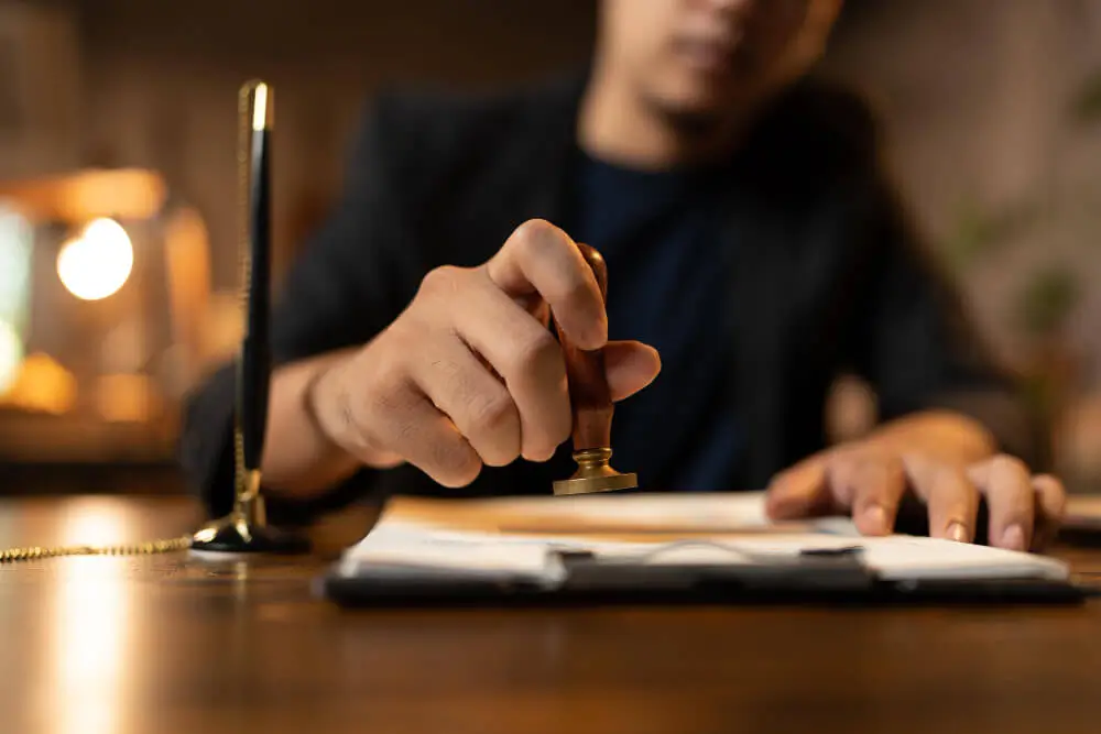 Beëdigd vertaler stempelt officieel document