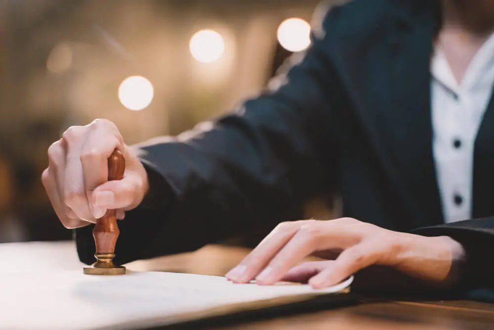 Notaris stempelt officieel medisch document